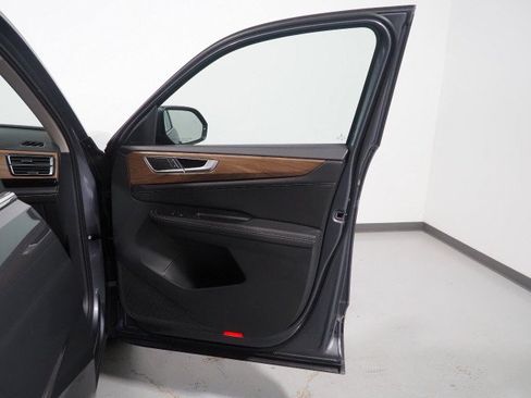 Used 2025 Volkswagen Atlas SE w/ Panoramic Sunroof Package FWD image 54
