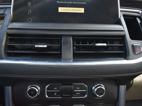 Used 2024 GMC Yukon XL SLT w/ SLT Premium Package image 17