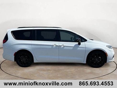 Used 2025 Chrysler Pacifica Limited FWD image 2