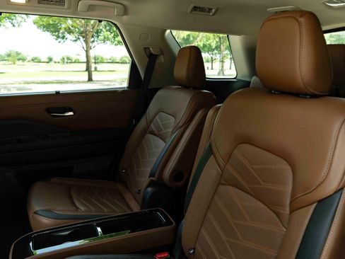 Used 2023 Nissan Pathfinder Platinum FWD image 18