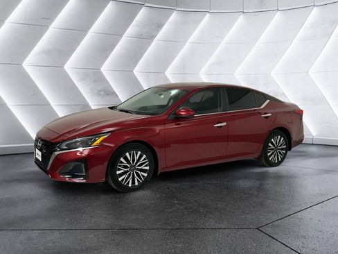 Used 2025 Nissan Altima 2.5 SV w/ SV Premium Package image 3