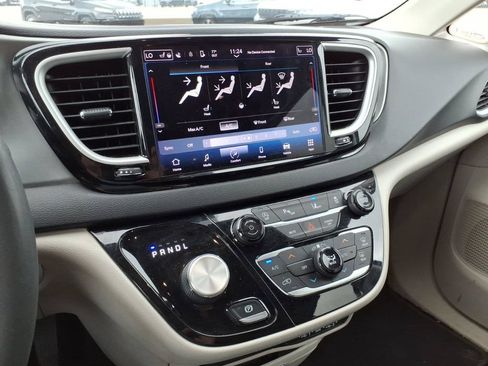 Used 2022 Chrysler Pacifica Touring-L FWD image 12