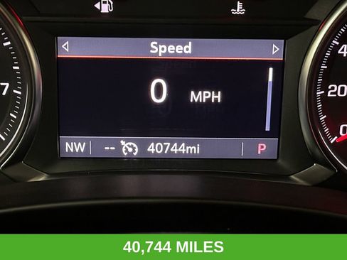 Used 2024 GMC Terrain SLT image 3