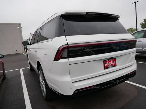 Used 2025 Lincoln Navigator Reserve AWD/4WD image 6