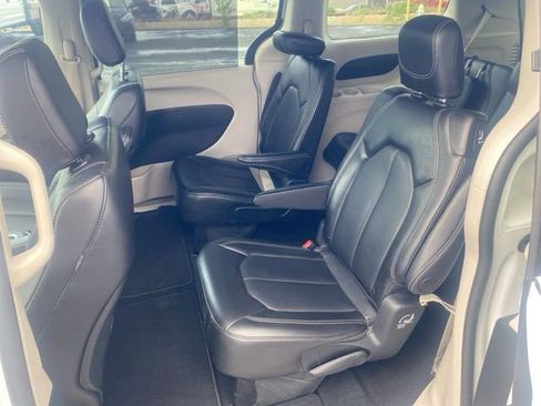 Used 2024 Chrysler Pacifica Touring-L FWD image 13