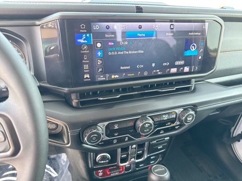 Used 2026 Jeep Gladiator Mojave AWD/4WD image 16