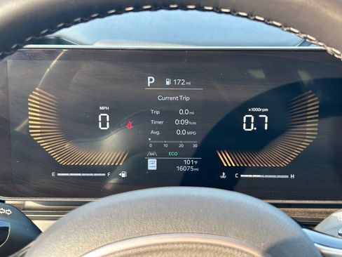 Used 2026 Kia Carnival FWD image 32