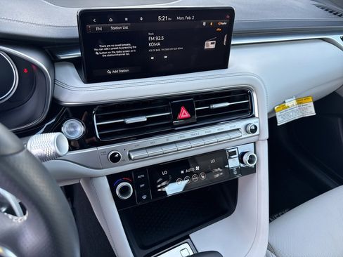 Used 2025 Genesis G70 2.5T image 11