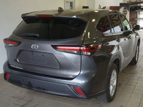 Used 2024 Toyota Highlander LE FWD image 12