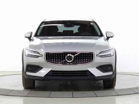 Used 2025 Volvo V60 B5 Cross Country Plus image 2