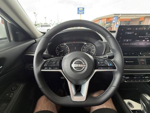 Used 2025 Nissan Altima 2.5 SV w/ SV Premium Package AWD/4WD image 12