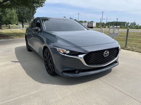 Used 2022 MAZDA MAZDA3 s FWD image 2