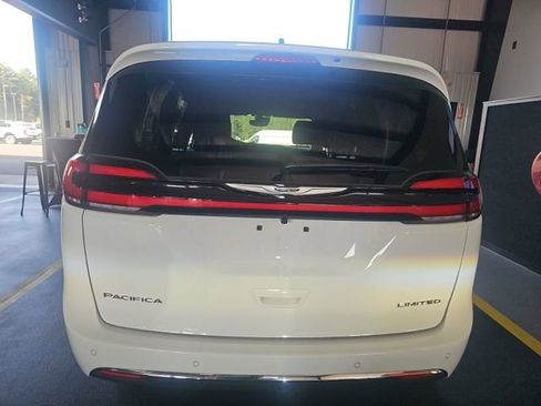 Used 2026 Chrysler Pacifica Limited FWD image 3