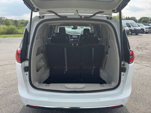 Certified 2024 Chrysler Pacifica Touring-L FWD image 17