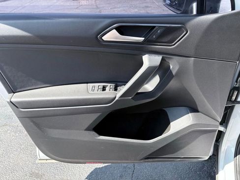 Used 2018 Volkswagen Tiguan SE image 11