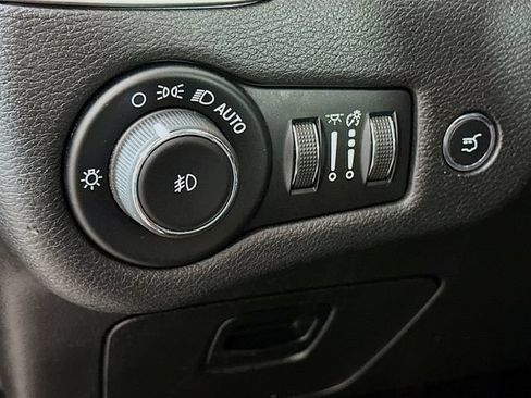Used 2019 Jeep Cherokee Limited w/ Technology Group AWD/4WD image 15