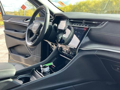 Used 2024 Jeep Grand Cherokee Limited w/ Luxury Tech Group II image 29