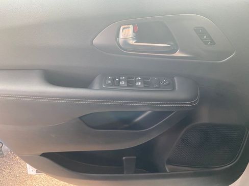 Used 2026 Chrysler Pacifica Select FWD image 13