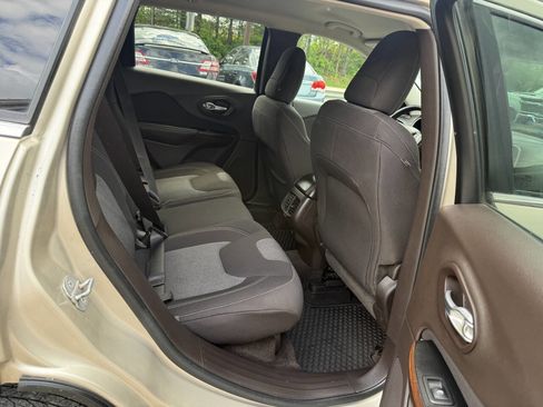 Used 2014 Jeep Cherokee Latitude w/ Cold Weather Group FWD image 9