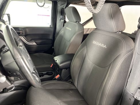 Used 2016 Jeep Wrangler Sahara w/ Connectivity Group AWD/4WD image 14