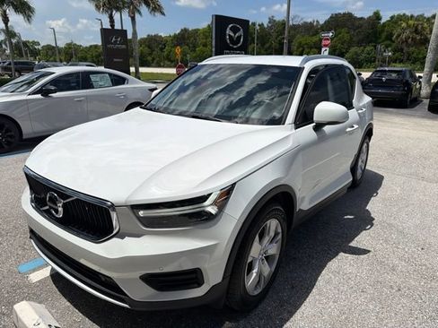 Used 2020 Volvo XC40 T4 Momentum FWD image 3