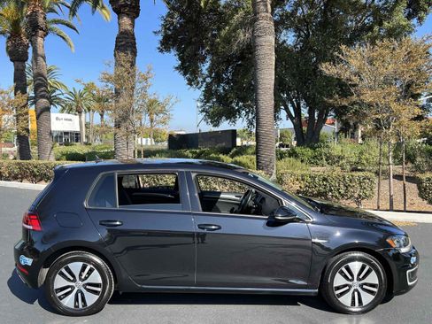 Used 2018 Volkswagen e-Golf SE w/ DC Fast Charging Package image 17