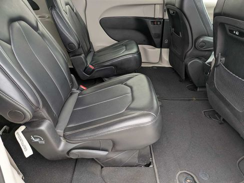 Used 2024 Chrysler Pacifica Touring-L FWD image 19