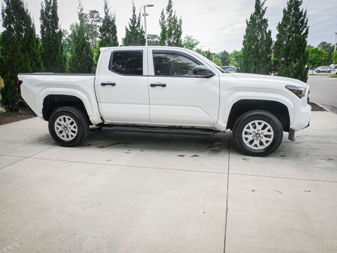 Used 2025 Toyota Tacoma SR AWD/4WD image 11