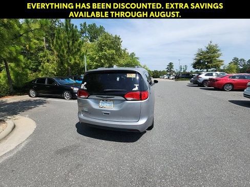 Used 2020 Chrysler Pacifica Touring-L w/ S Appearance Package FWD image 12