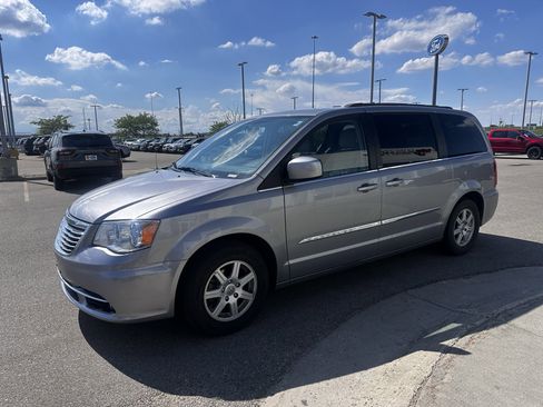 Used 2013 Chrysler Town & Country Touring FWD image 2