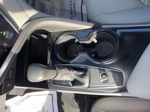 Used 2018 Toyota Camry SE FWD image 18