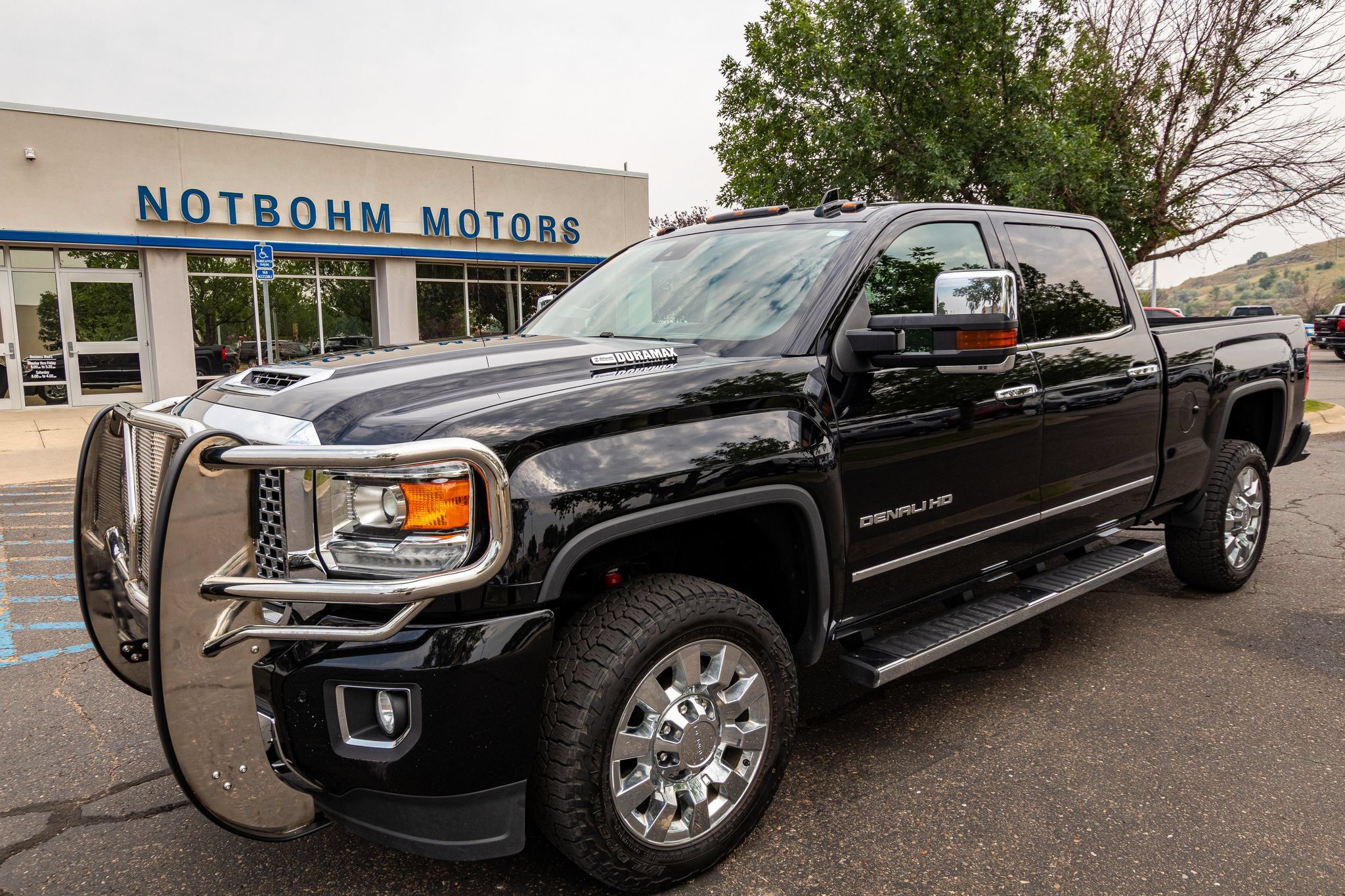 Used 2017 GMC Sierra 2500 Denali w/ Duramax Plus Package AWD/4WD image 3