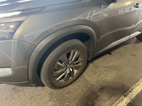 Used 2022 Nissan Pathfinder SV image 2