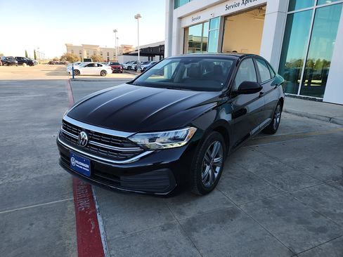 Certified 2024 Volkswagen Jetta SE image 3