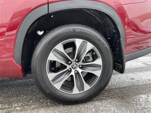 Used 2024 Toyota Highlander XLE image 10