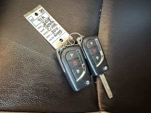 Used 2018 Toyota C-HR XLE FWD image 43