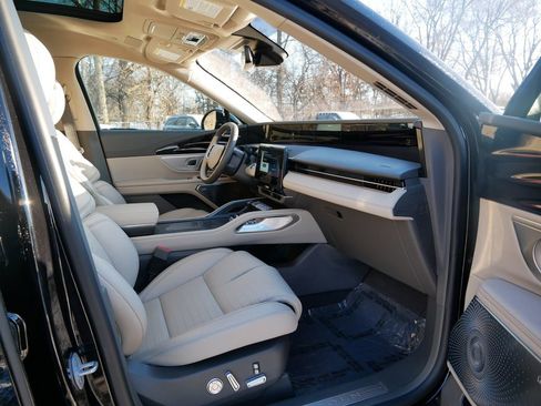 Used 2025 Lincoln Nautilus Reserve image 8