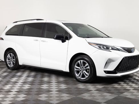 Used 2022 Toyota Sienna XSE AWD/4WD image 10