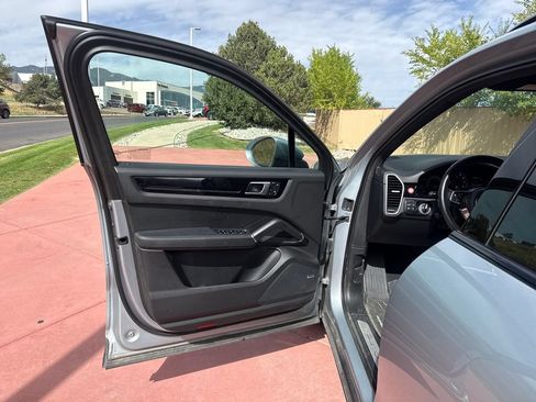 Used 2023 Porsche Cayenne S AWD/4WD image 11