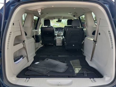 Used 2022 Chrysler Pacifica Touring-L image 9