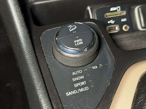Used 2016 Jeep Cherokee Latitude w/ Comfort/Convenience Group AWD/4WD image 32