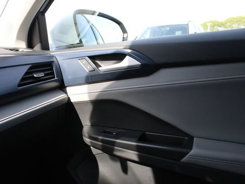 Used 2024 Volkswagen Taos SE AWD/4WD image 20