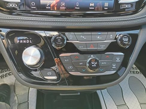 Used 2026 Chrysler Pacifica Select FWD image 27