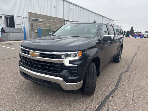 Used 2024 Chevrolet Silverado 1500 LT image 3