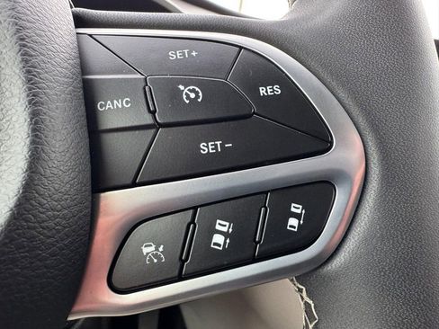 Used 2024 Chrysler Pacifica Touring-L FWD image 18