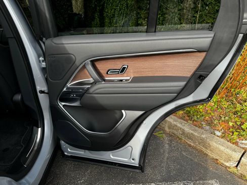Used 2025 Land Rover Range Rover SE image 21