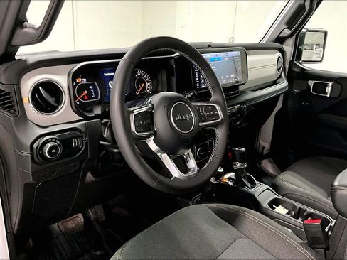 Used 2025 Jeep Wrangler Unlimited Sahara AWD/4WD image 16