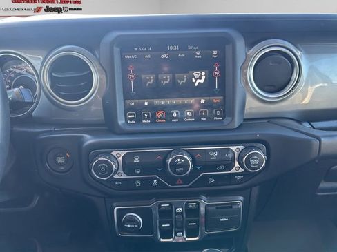 Used 2019 Jeep Wrangler Unlimited Sahara w/ Uconnect 4C Nav & Sound Group image 18