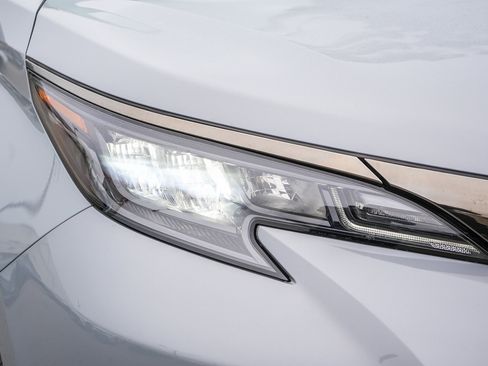 Used 2023 Toyota Sienna XLE Woodland Edition image 4