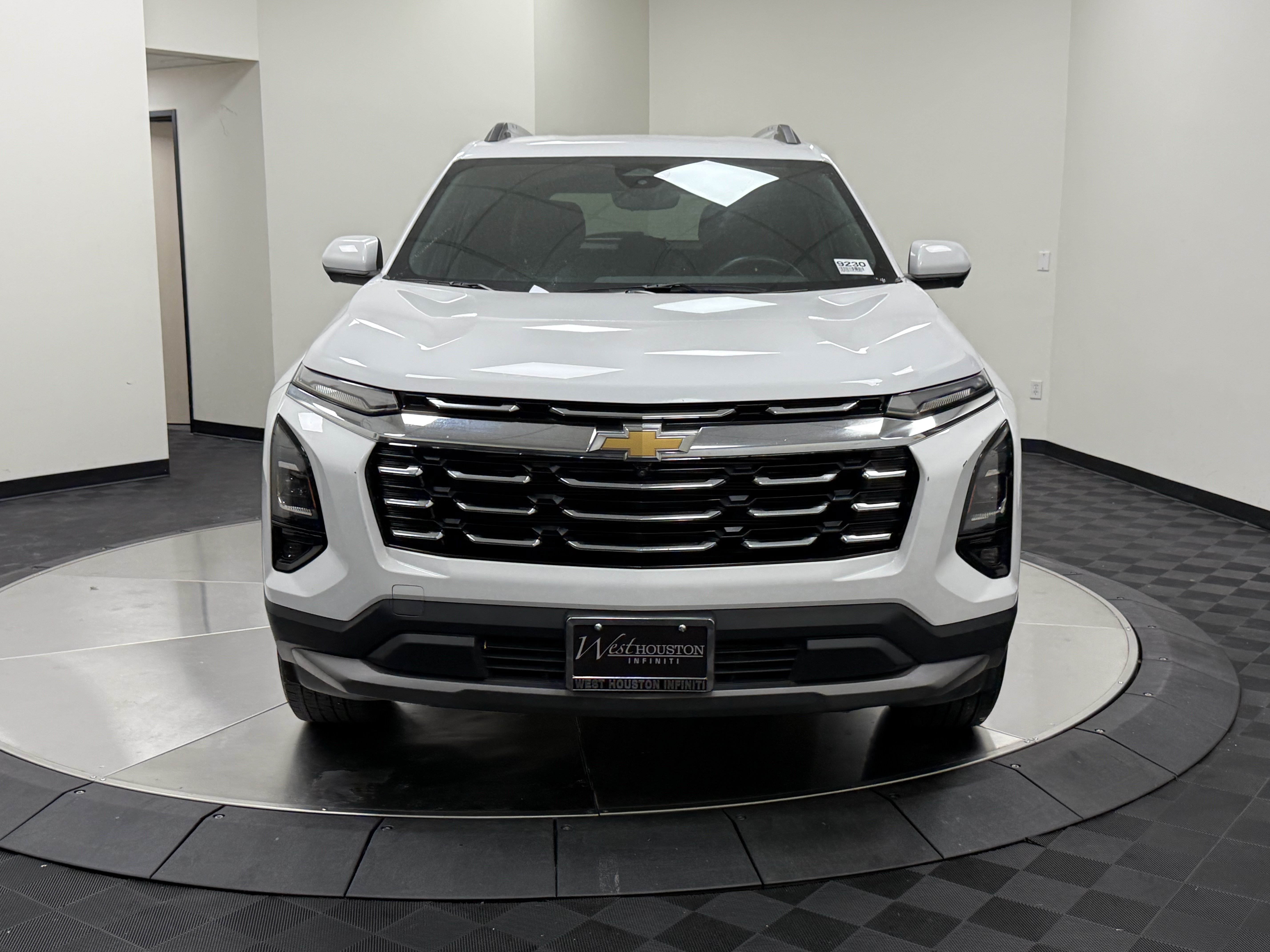 Used 2025 Chevrolet Equinox LT w/ Convenience Package II FWD image 2